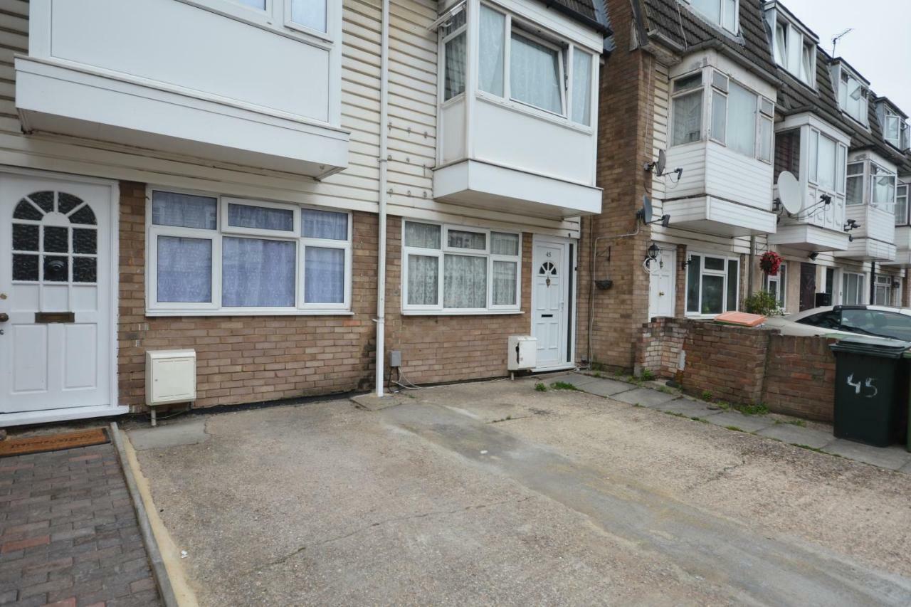 Four Bedroom Townhouse 12 Minutes Walk To Excel Exhibition Centre Лондон Екстериор снимка