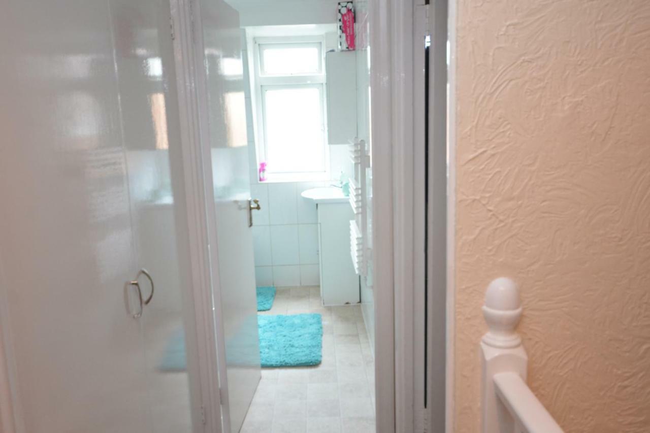 Four Bedroom Townhouse 12 Minutes Walk To Excel Exhibition Centre Лондон Екстериор снимка