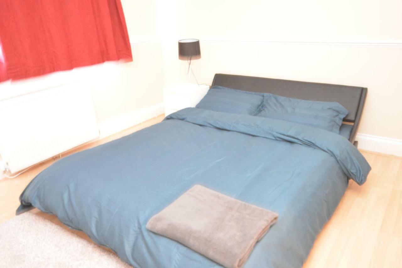 Four Bedroom Townhouse 12 Minutes Walk To Excel Exhibition Centre Лондон Екстериор снимка