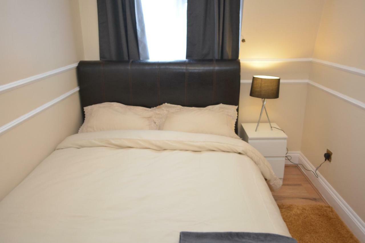 Four Bedroom Townhouse 12 Minutes Walk To Excel Exhibition Centre Лондон Екстериор снимка