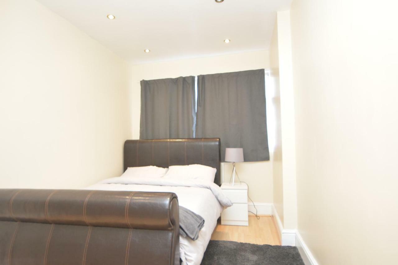 Four Bedroom Townhouse 12 Minutes Walk To Excel Exhibition Centre Лондон Екстериор снимка